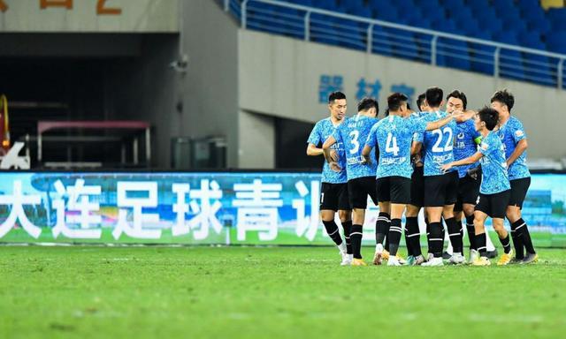 游泳总决赛焦点战：岭北雄狮队强势反弹辽东雷豹队，客场强势带走胜利。主场山呼海啸